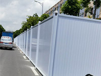 建筑工地用PVC圍擋有哪些優(yōu)勢和特點？